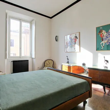 Tibullo ,classico Ed Elegante 아파트