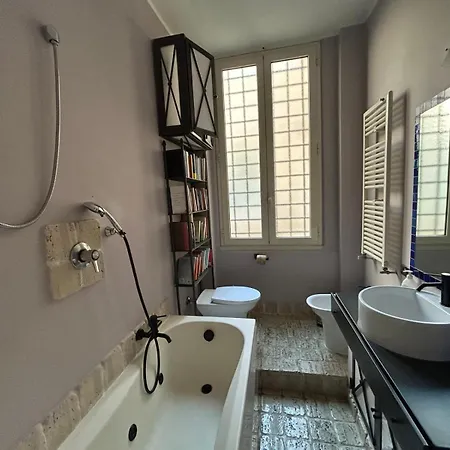 Tibullo ,classico Ed Elegante Apartamento