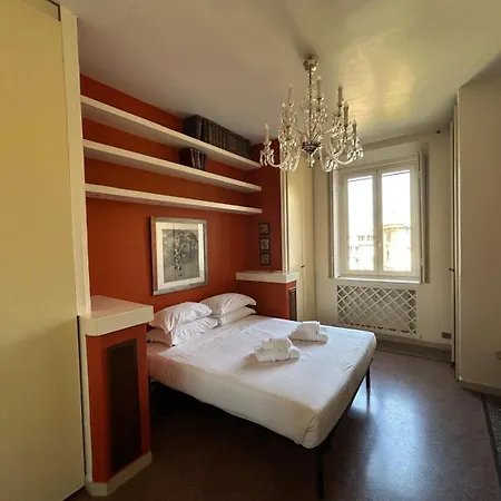 Tibullo ,classico Ed Elegante Apartamento